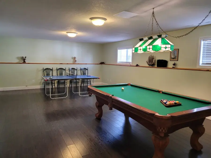 Full size pool table with Tiffany lamp